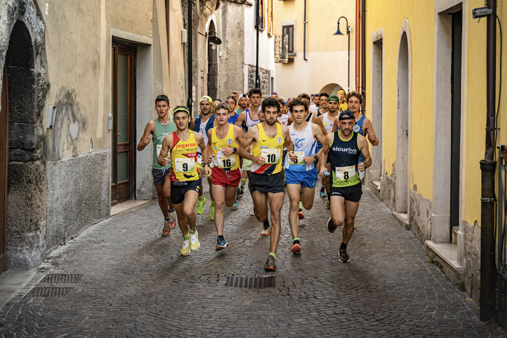 San Fermo Trail 2025 Borno gruppo compatto alla partenza da centro paese
