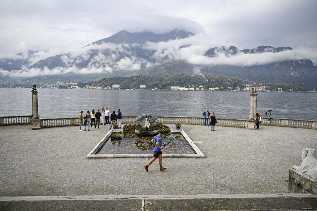 Il passaggio della gara nei Giardini di Villa Melzi d'Eril: il traguardo è vicino
