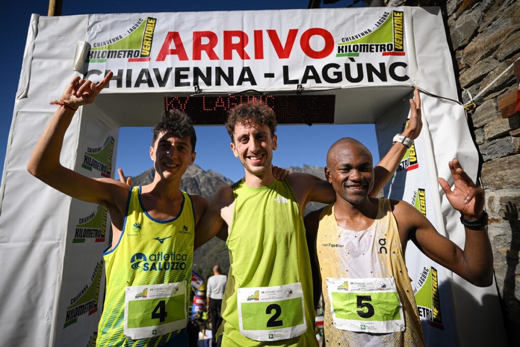 Podio maschile Kilometro Verticale Chiavenna Lagunc 2025 con Henri Aymonod, Andrea Rostan e Richard Omaya Atuya