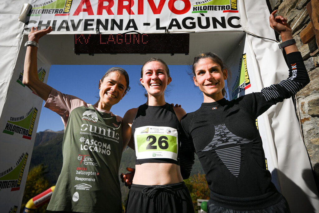 Podio femminile Kilometro Verticale Chiavenna Lagunc 2025 con Kirsty Skye Dickson, Paola Stampanoni e Vivien Bonzi