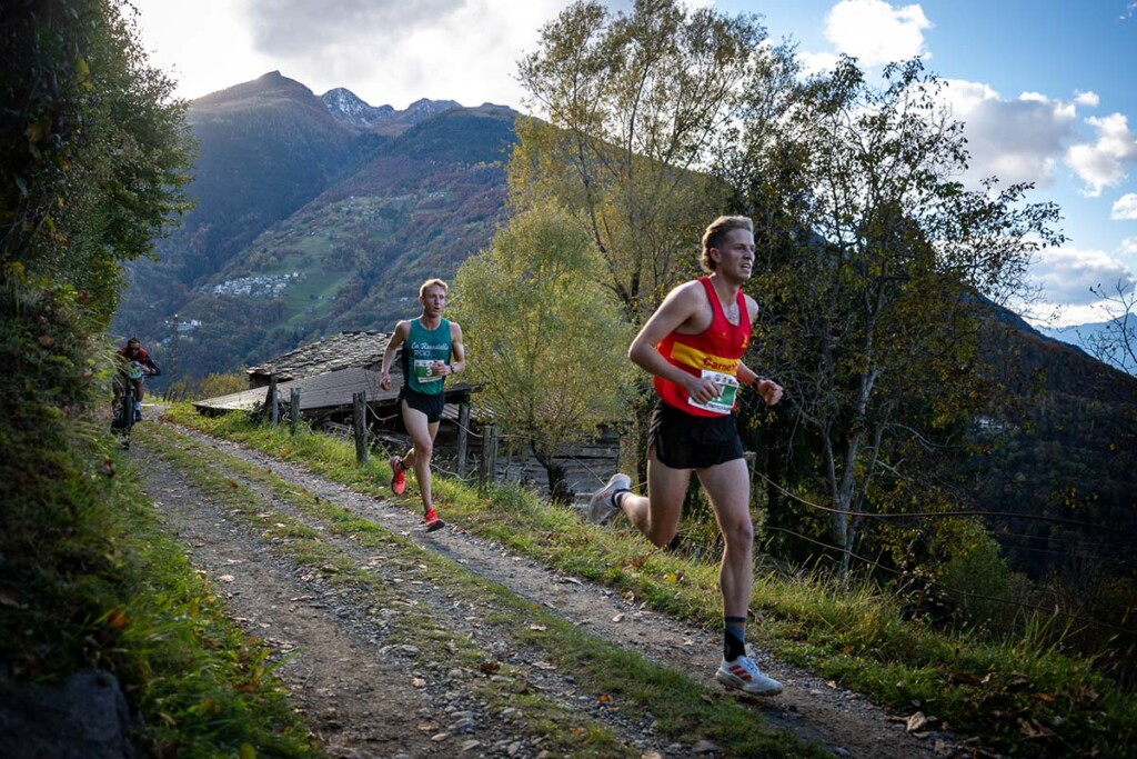 Luca Magri della Recastello Radici Group e un atleta del Carnethy Hill Racing Team in azione sul percorso del Trofeo Vanoni 2025 a Morbegno.