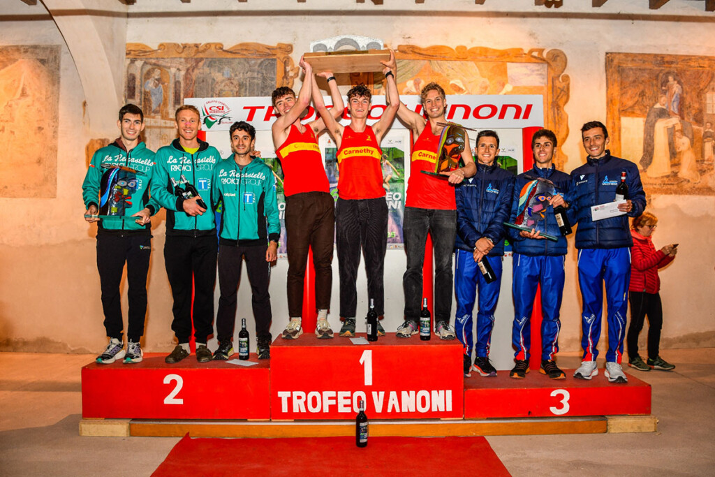 Podio Trofeo Vanoni 2025 con Carnethy Hill Racing Team vincitore davanti a Recastello e Valchiese a Morbegno