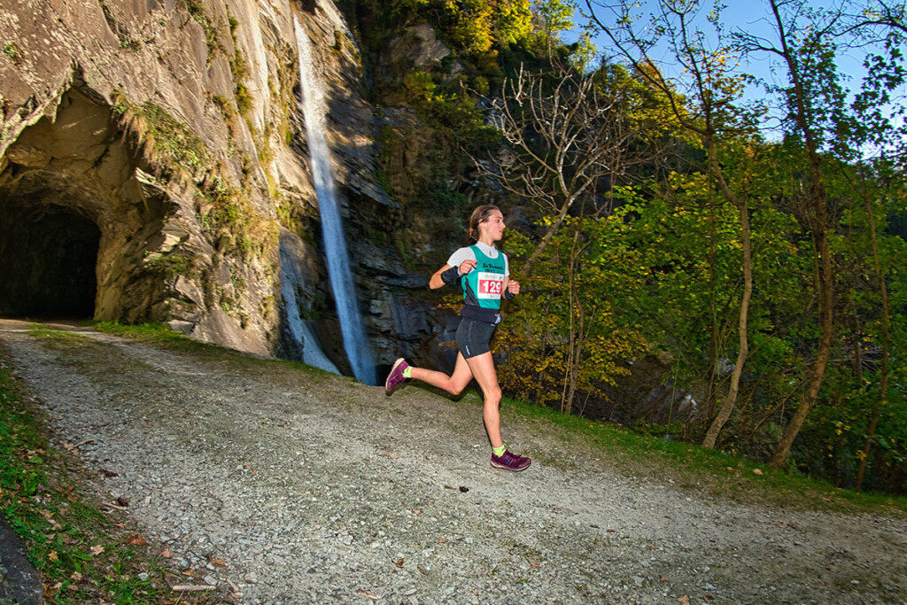 Beatrice Bianchi vince il Val Bregaglia Trail 2025 correndo accanto alle cascate dell’Acquafraggia