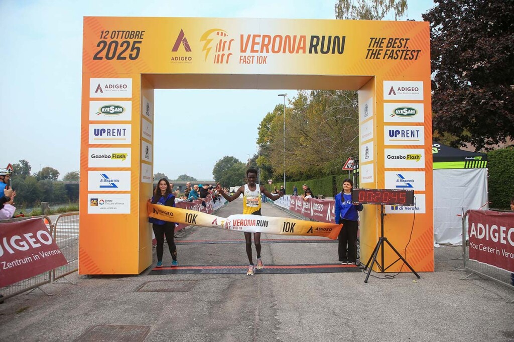 Moses Cheruiyot vincitore della Verona Run Fast 10K 2025 al traguardo di Verona
