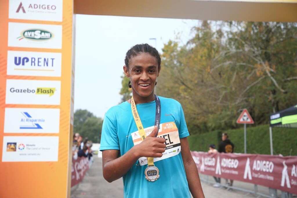 Rahel Daniel vincitrice della Verona Run Fast 10K 2025 con la medaglia al traguardo di Verona