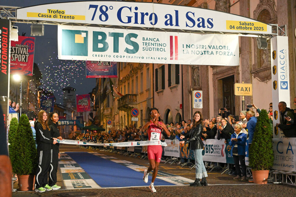 Yeman Crippa festeggia la vittoria e il record del 78° Giro al Sas di Trento 2025 davanti al pubblico di casa.