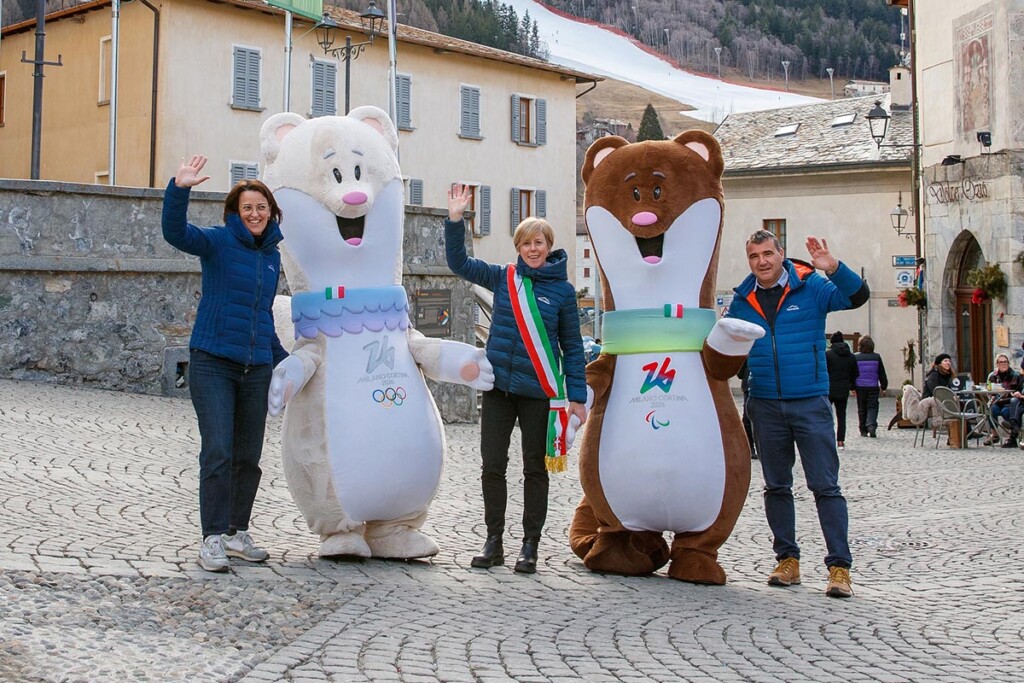 Il sindaco di Bormio Silvia Cavazzi, lāassessore Samanta Antonioli e il presidente della Fondazione Bormio Dario Da Zanche con le mascotte olimpiche Tina e Milo di Milano Cortina 2026.