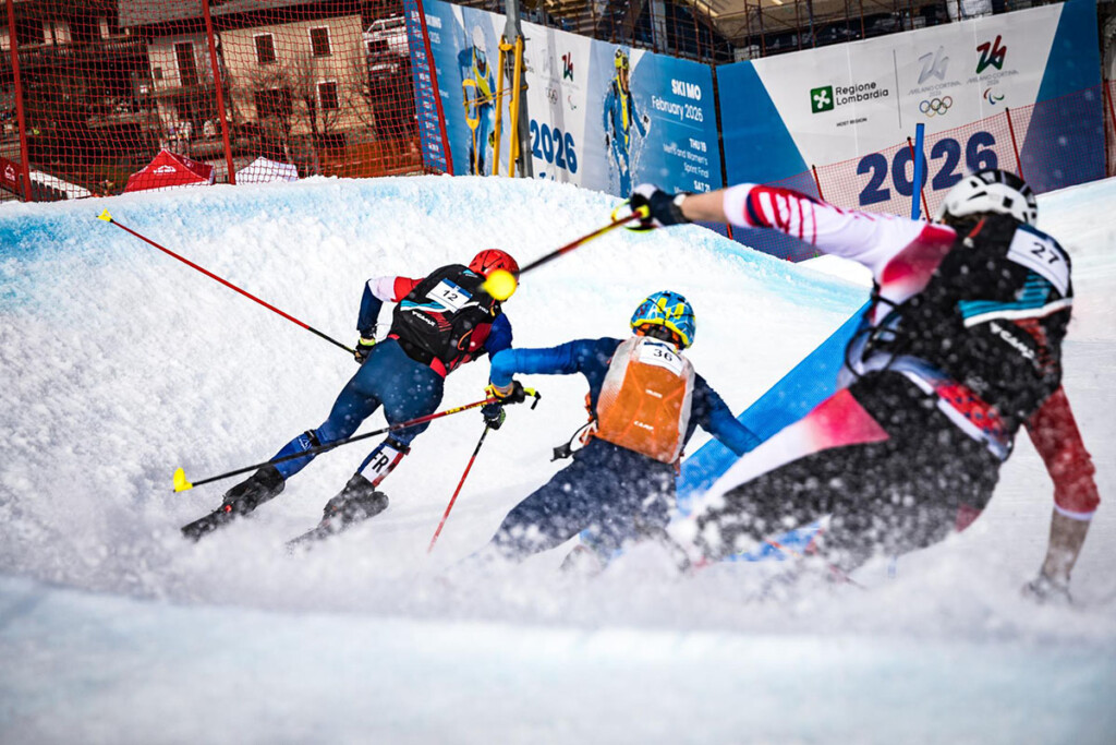 Atleti di sci alpinismo in gara sulla pista Stelvio di Bormio, sede del debutto olimpico a Milano Cortina 2026.
