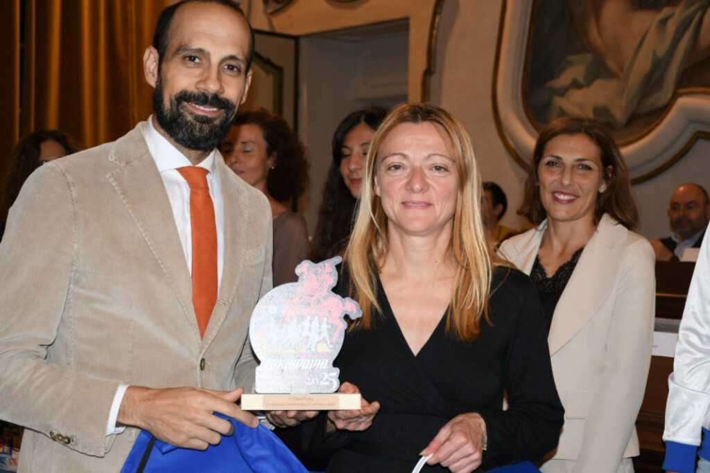 Antonella Cantoni vincitrice della classifica combinata CorriPavia e CorriBattaglia 2025 premiata in Comune a Pavia