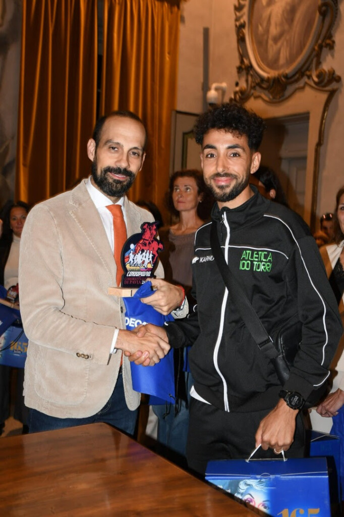 Azeddine Berrite premiato dal sindaco Michele Lissia alla cerimonia della classifica combinata CorriPavia e CorriBattaglia 2025