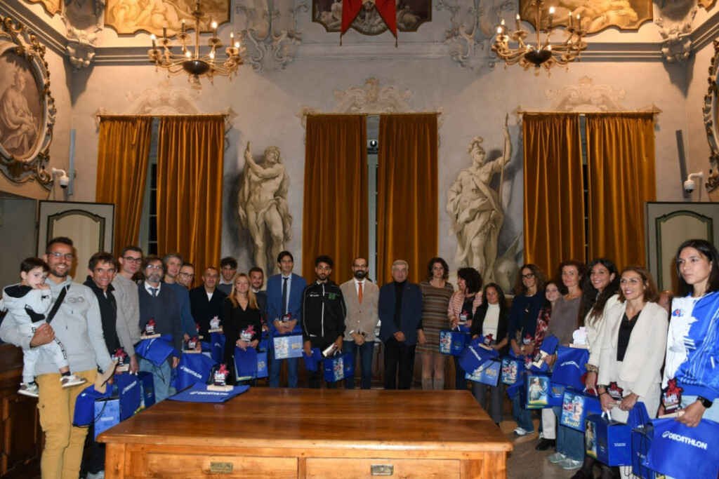 Foto di gruppo dei premiati della classifica combinata CorriPavia e CorriBattaglia 2025 nella Sala Consigliare del Comune di Pavia