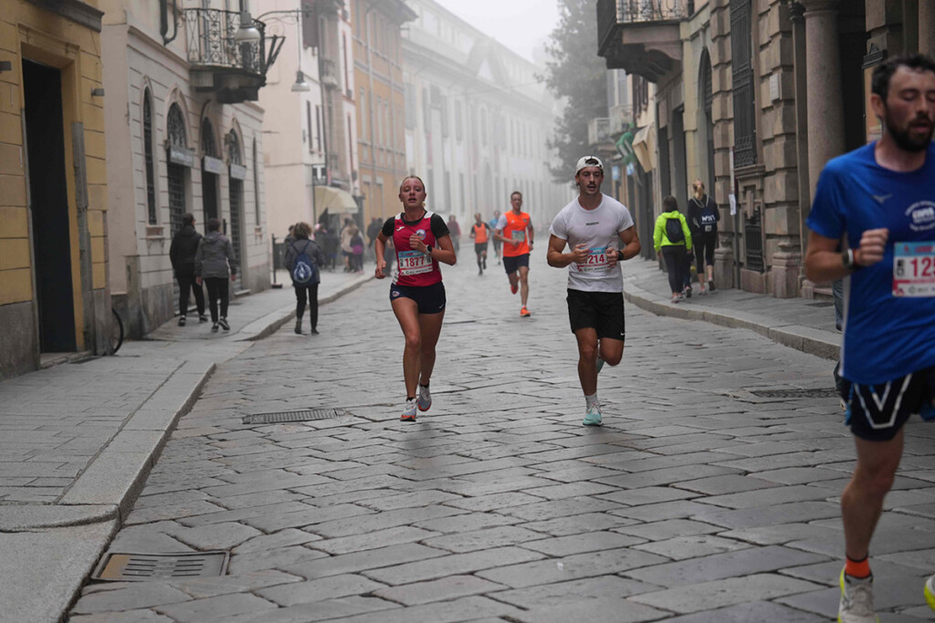 Runner durante la CorriPavia 2025 nel centro storico di Pavia