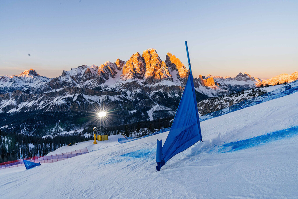 Pista da sci illuminata ai piedi delle Dolomiti durante la Coppa del Mondo di Snowboard a Cortina 2025