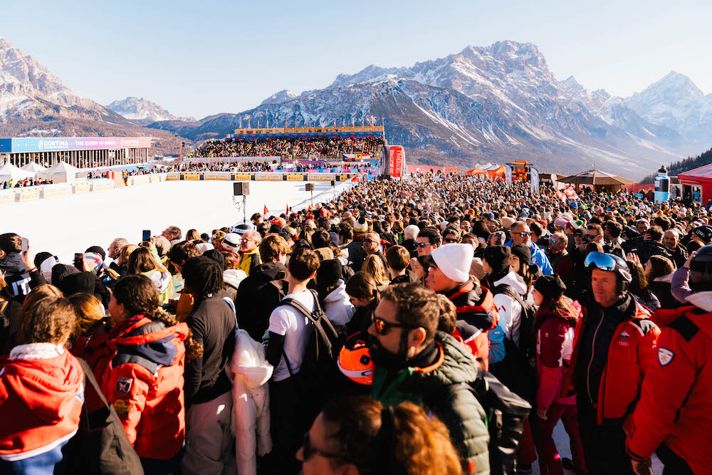 Pubblico e tribune gremite durante la Coppa del Mondo di Sci a Cortina 2025