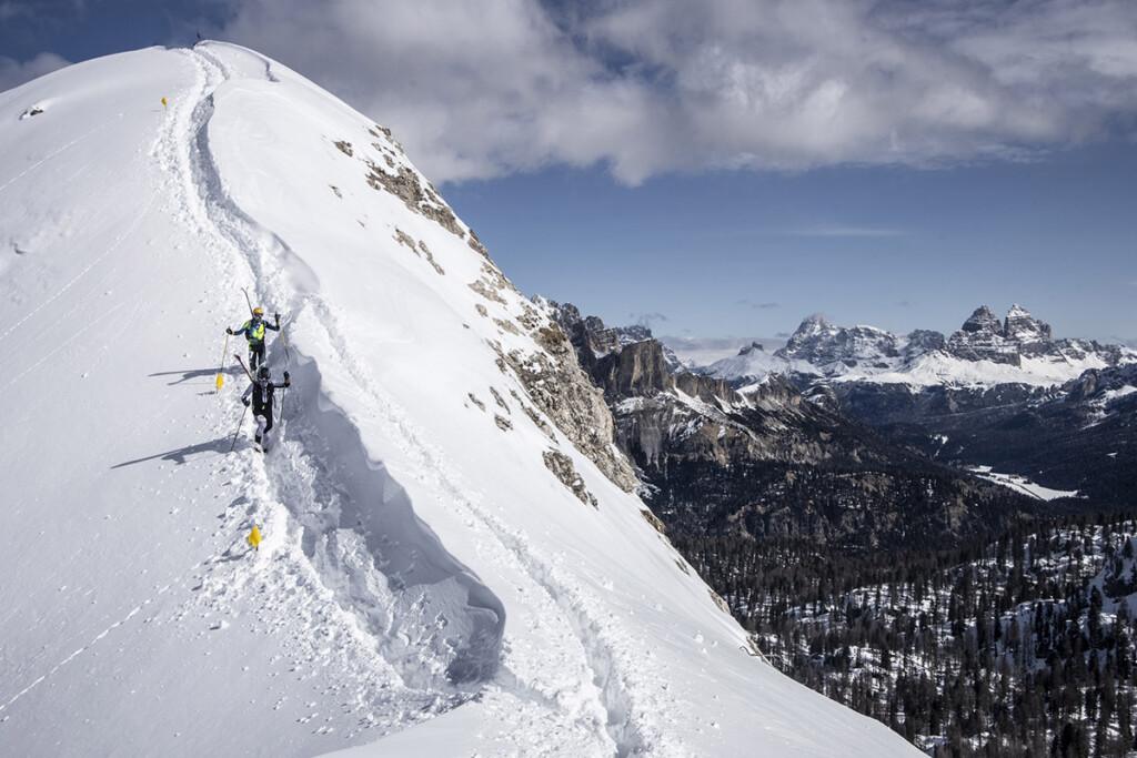 Scialpinisti in quota alla Cortina Skimo Cup 2025, evento organizzato dalla Fondazione Cortina in vista dei Giochi Milano Cortina 2026