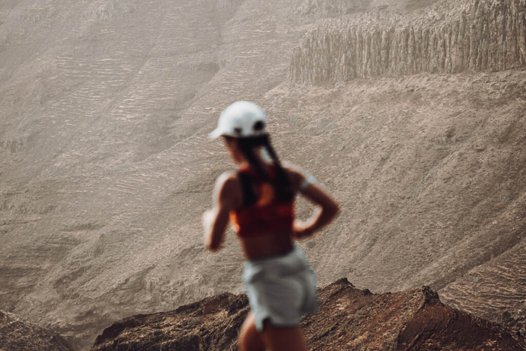 Runner in corsa lungo i versanti aridi e scoscesi di La Gomera, isola vulcanica delle Canarie, sede dei Mondiali di Skyrunning 2026.
