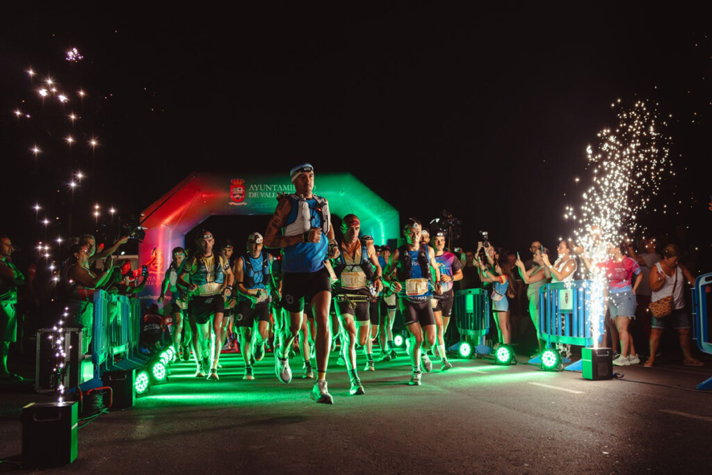 Partenza notturna di una gara di skyrunning a La Gomera, con atleti e pubblico illuminati dalle luci della manifestazione.