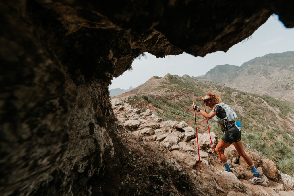 Atleta in salita lungo un sentiero roccioso a La Gomera, nelle Canarie, durante una gara di skyrunning.