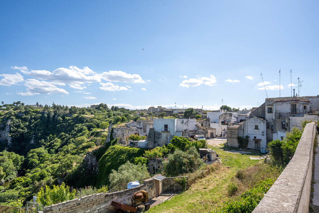 Veduta panoramica di Laterza con la Gravina e le abitazioni bianche affacciate sul canyon, luogo di partenza dell’85 km della Puglia by UTMB 2025.
