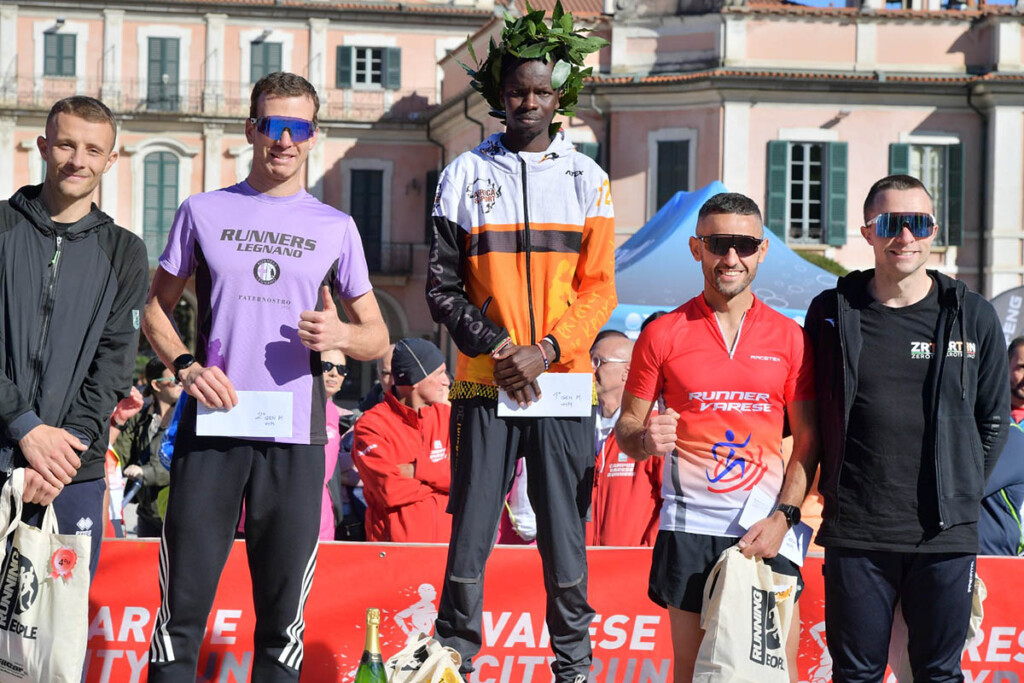 Podio maschile della mezza maratona alla Varese City Run 2025 con Adams Kiprop, Luca Venier e Ferdinando Stabile.