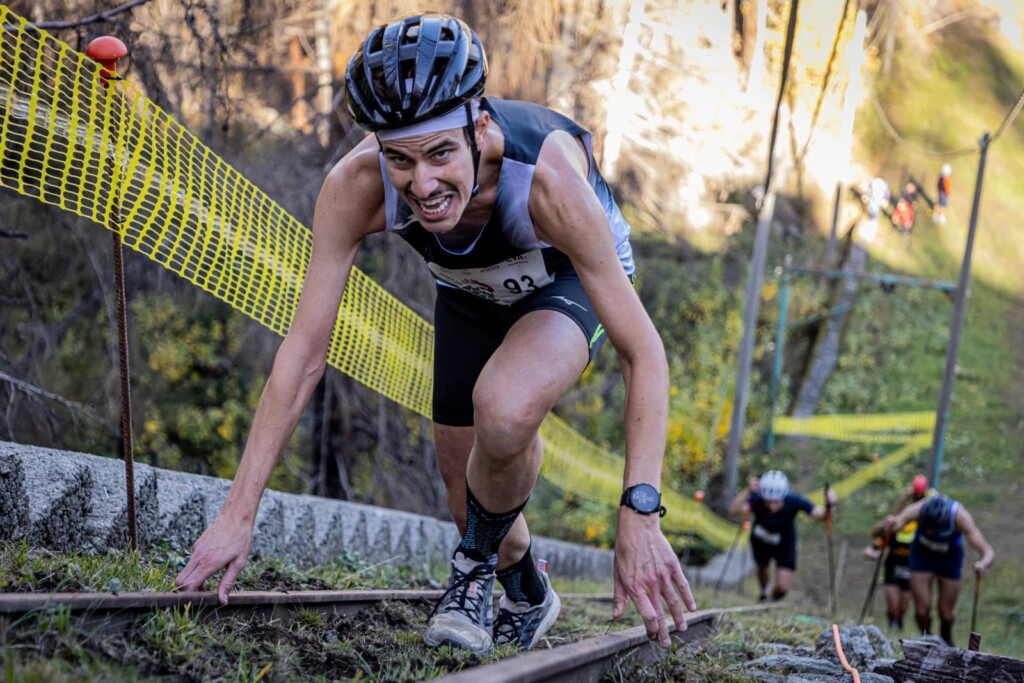 Atleta impegnato nella salita del Vertical Tube Villeneuve lungo le condotte CVA – Foto Davide Verthuy
