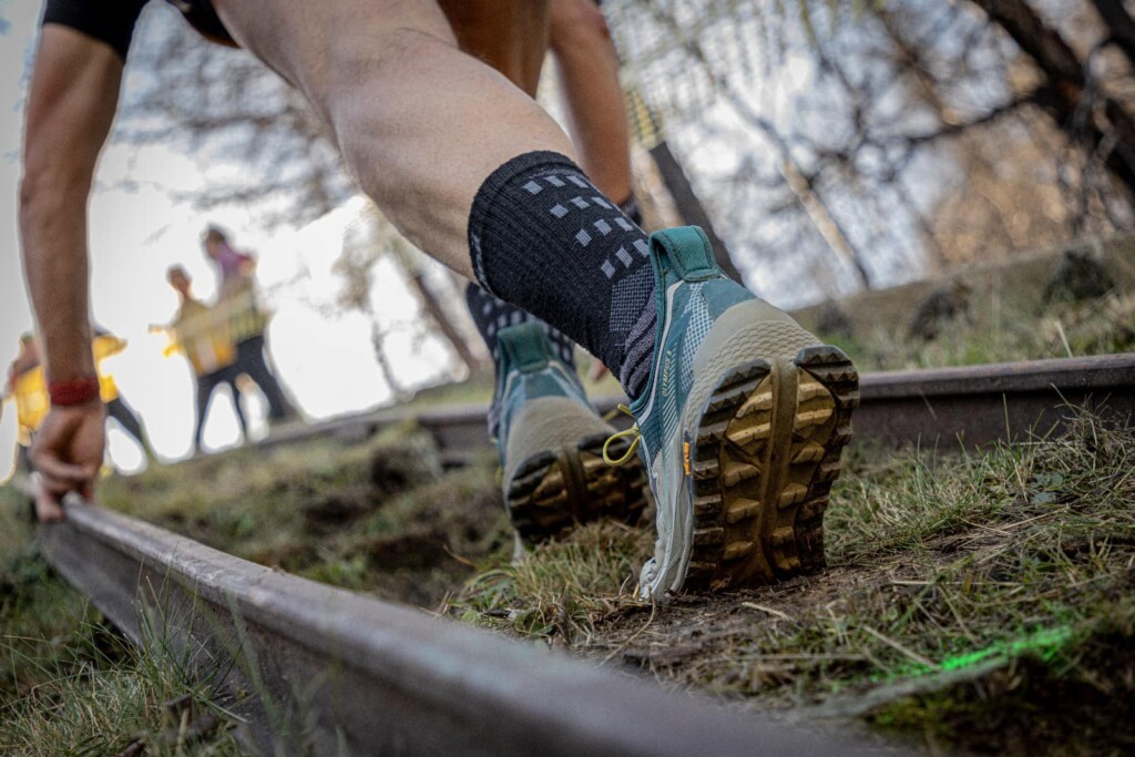 Dettaglio delle scarpe di un atleta sul ripido tracciato del Vertical Tube Villeneuve – Foto Davide Verthuy