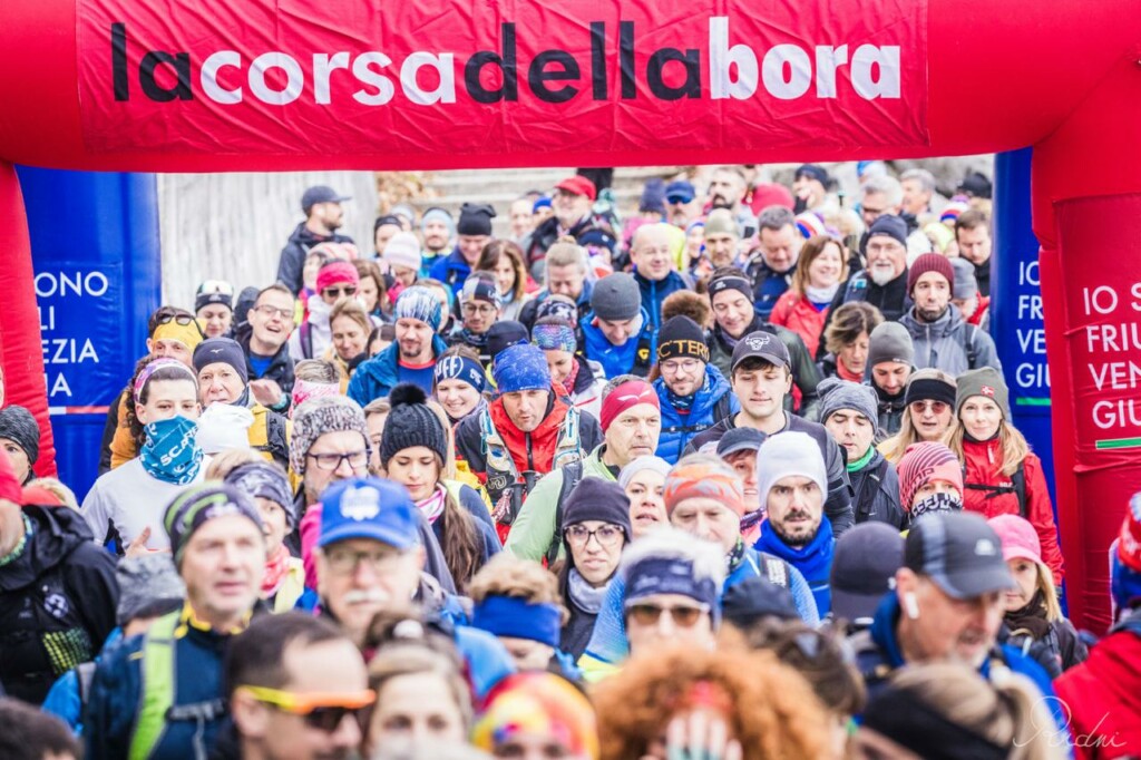 Runner alla partenza della Corsa della Bora a Trieste, sotto l’arco rosso ufficiale dell’evento.