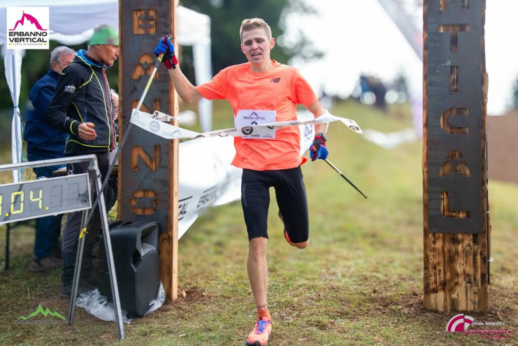 Davide Magnini taglia il traguardo dell’Erbanno Vertical 2024, vincendo con il nuovo record del percorso.