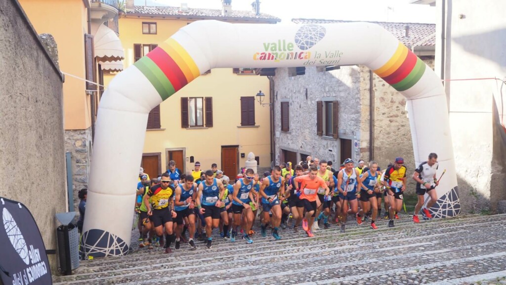 La partenza dell’Erbanno Vertical 2024 dalla scalinata del centro storico di Erbanno con tutti gli atleti al via.