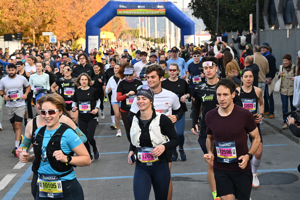 I runner al via della Lago Maggiore Marathon 2025 ad Arona, con oltre tremila partecipanti sulle varie distanze.
