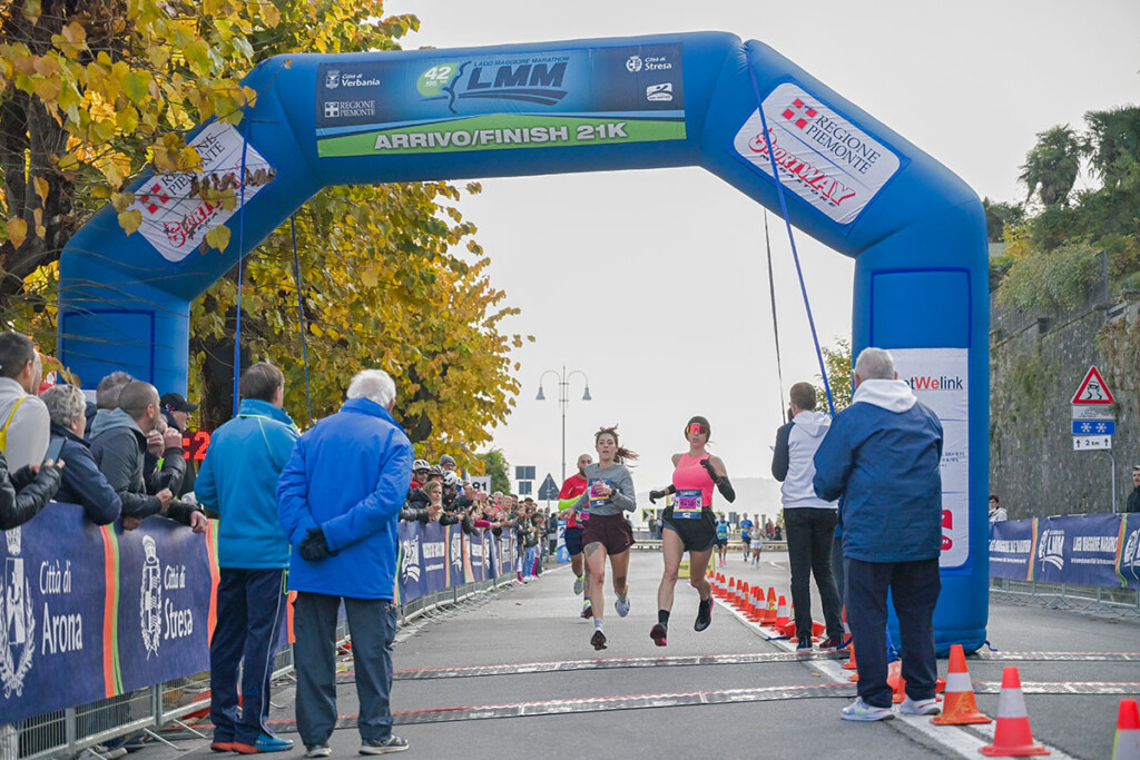 Arrivo allo sprint della mezza maratona durante la Lago Maggiore Marathon 2025 a Stresa.