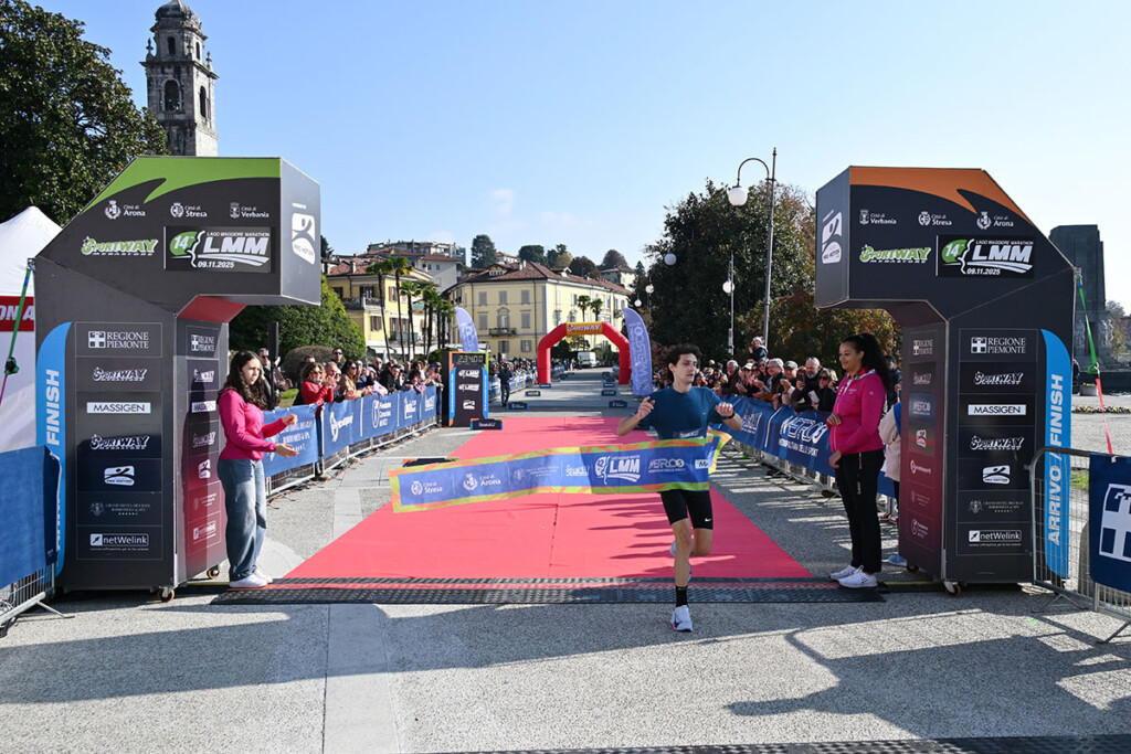 Luca Pirovano taglia il traguardo vincendo la Lago Maggiore Marathon 2025 in 2h34’02”.