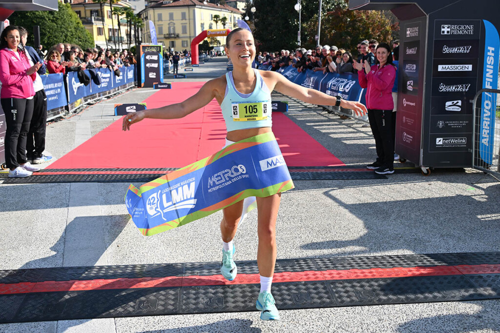 Miranda Frizzelle taglia il traguardo vincendo la Lago Maggiore Marathon 2025 in 2h58’03”.