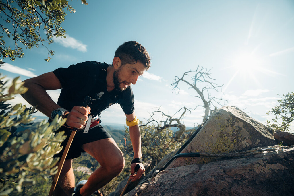 Manuel Merillas impegnato in salita durante la Marató dels Dements 2025, gara finale della Skyrunner World Series.