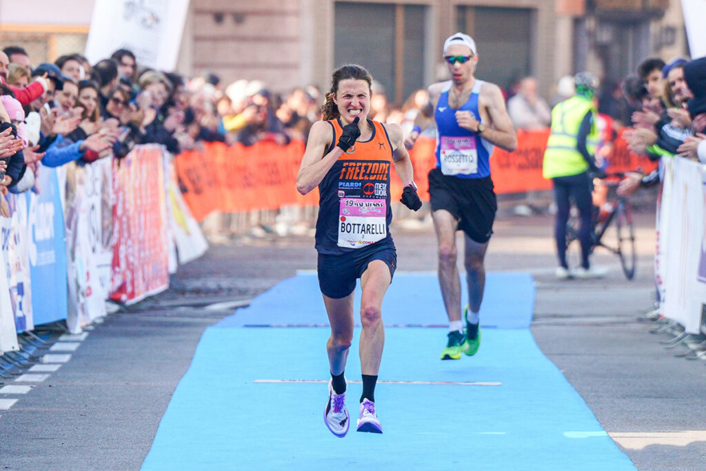 Sara Bottarelli taglia il traguardo vincendo la Maratonina di Crema 2025 con il record personale di 1h11’09”.