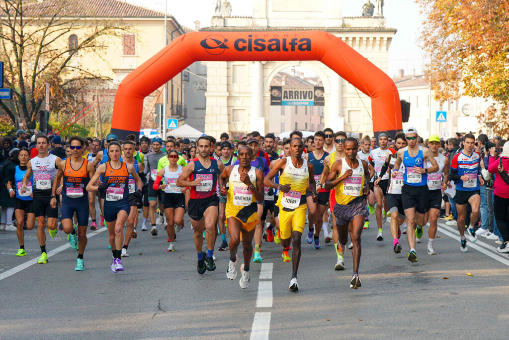 Partenza della Maratonina di Crema 2025 con i protagonisti della mezza maratona e Sara Bottarelli in prima fila.