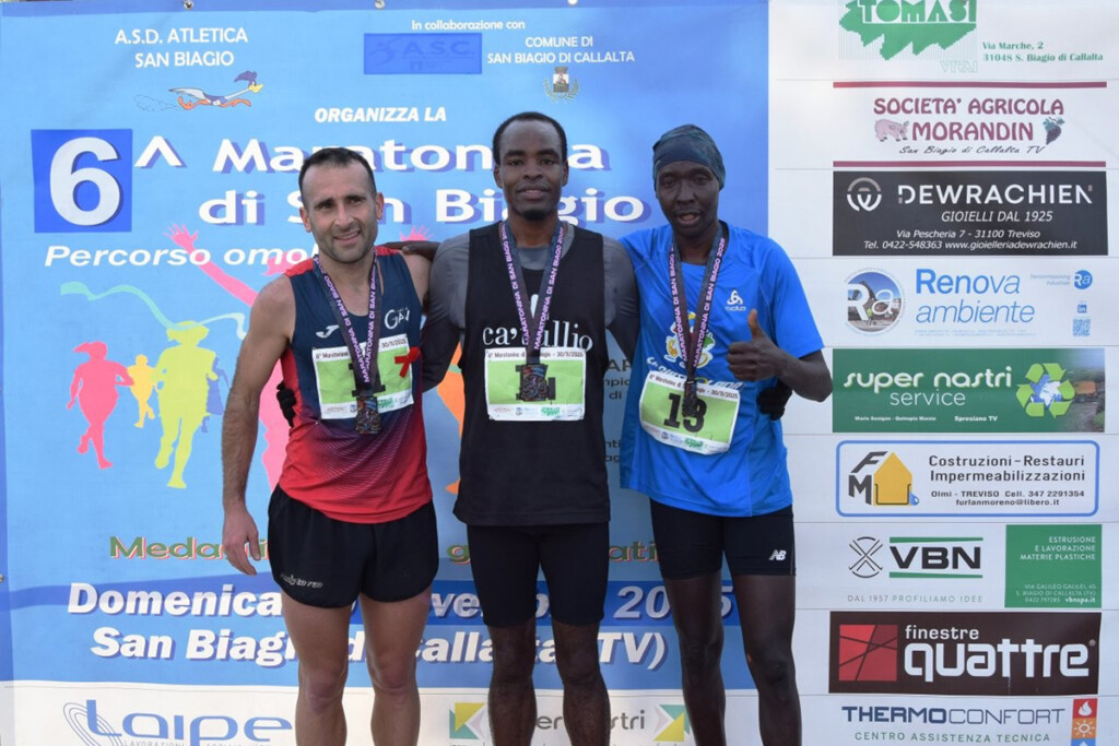 Podio maschile della Maratonina di San Biagio 2025 con Vincent Momanyi, Michele Palamini e Rodgers Maiyo dopo il traguardo.