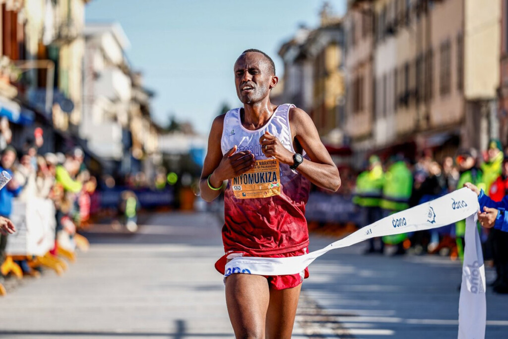 Jean Marie Vianney Niyomukiza taglia il traguardo della Mezza Maratona di Palmanova 2025 in 1h03’31”.