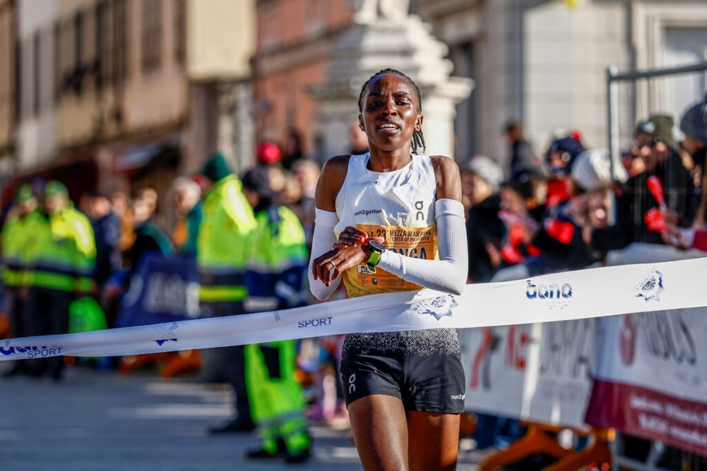 Purity Kajuju Gitonga al traguardo della Mezza Maratona di Palmanova 2025, vincitrice in 1h07’31”.