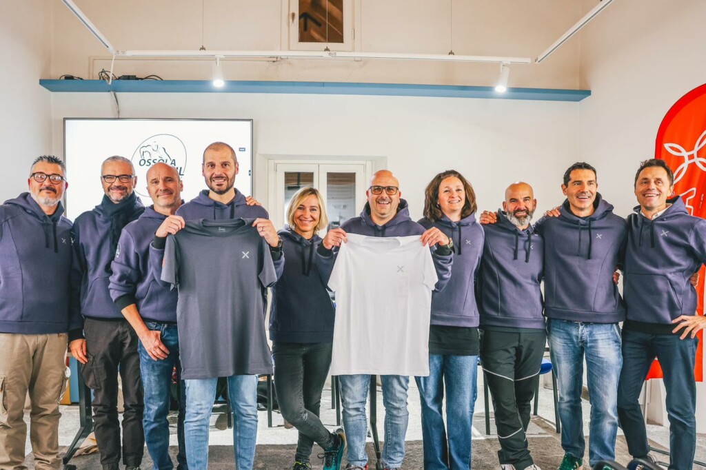 Gruppo organizzatori dell’Ossola Trail durante la presentazione dell’edizione 2026 a Mergozzo.
