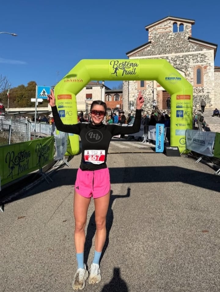 Giulia Bruttomesso taglia il traguardo vincendo il Restena Trail 2025 ad Arzignano.