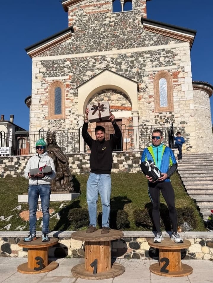 Il podio maschile del Restena Trail 2025 a Restena di Arzignano, con il vincitore Mirko Cocco al centro, affiancato da Francesco Lorenzi e Giovanni De Bon.