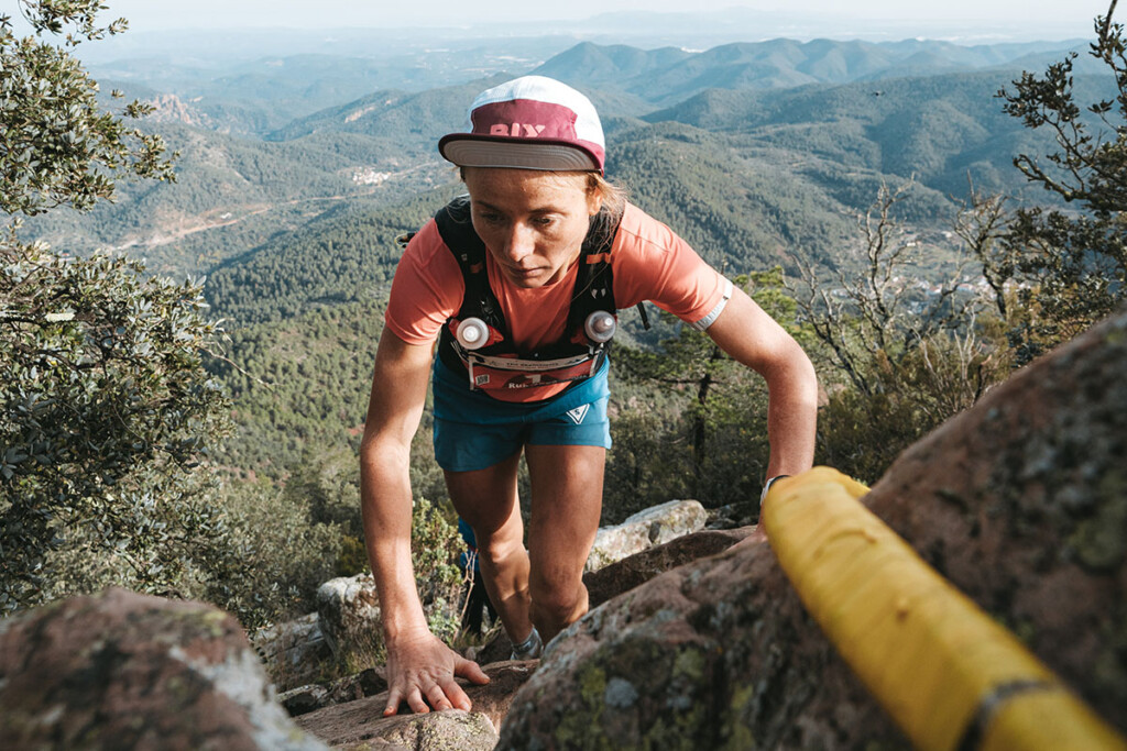 Anastasia Rubtsova impegnata in un tratto roccioso del Marató dels Dements durante lo SkyMasters della Skyrunner World Series.