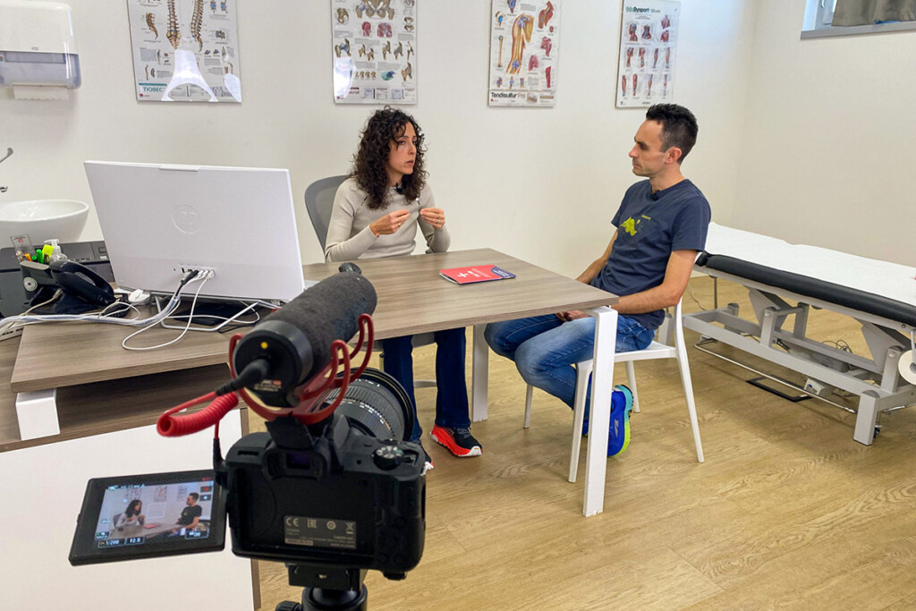 Alex Baldaccini e la dott.ssa Astori durante la registrazione dei contenuti di Born to Trail al Centro Medico ForMe.