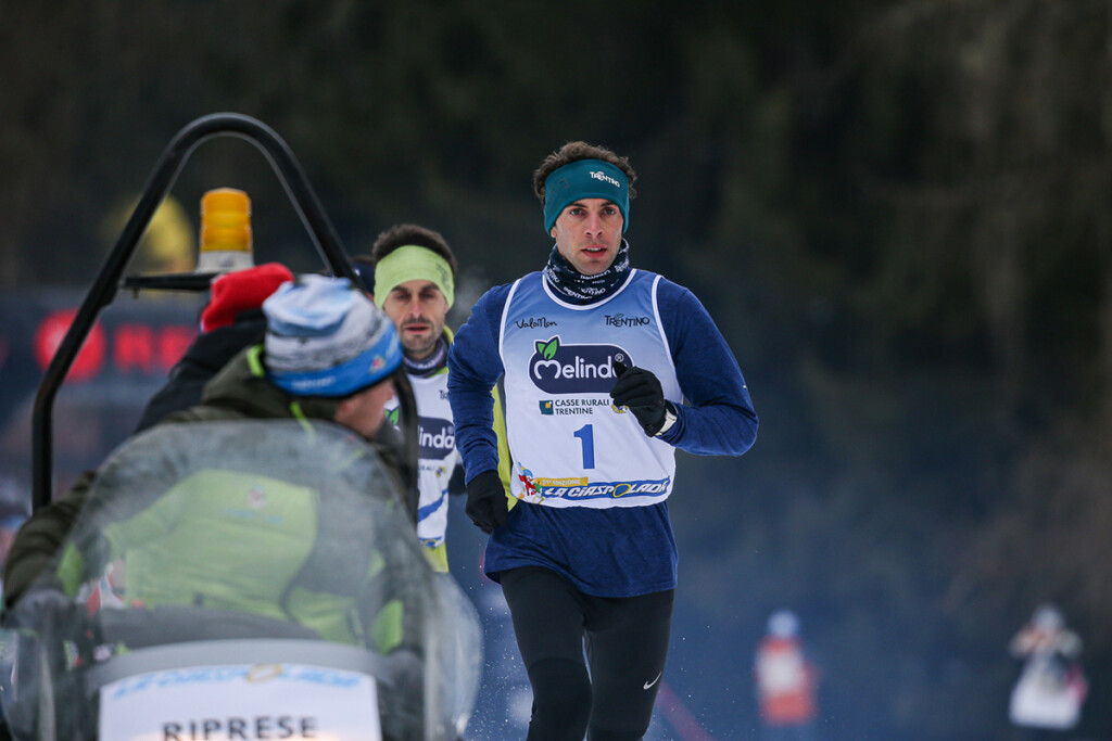 Cesare Maestri in gara a La Ciaspolada 2025 durante la prova competitiva sulle racchette da neve seguito da Alex Baldaccini