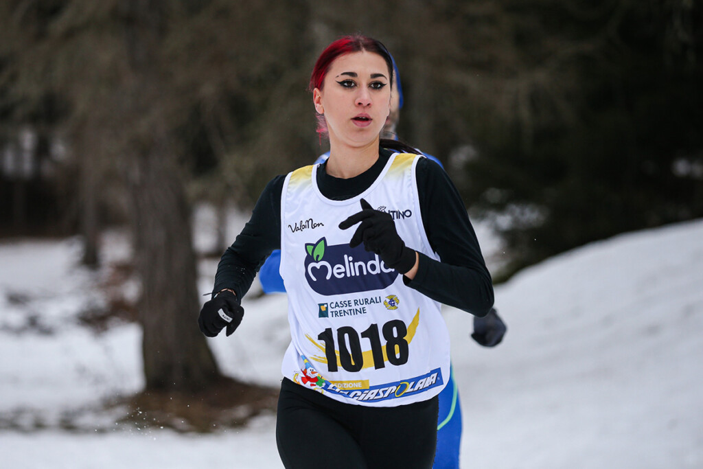 Luna Giovanetti in gara a La Ciaspolada 2025 lungo il tracciato innevato.