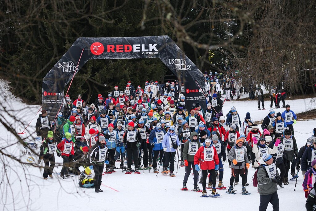 Partenza della non competitiva de La Ciaspolada 2025 con centinaia di partecipanti sulla neve.