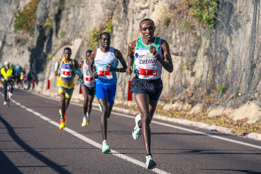 Jacob Kipkorir Kosgei e Louis Intunzinzi in azione durante la Garda Trentino Half Marathon 2025 lungo il tratto panoramico sul Lago di Garda.