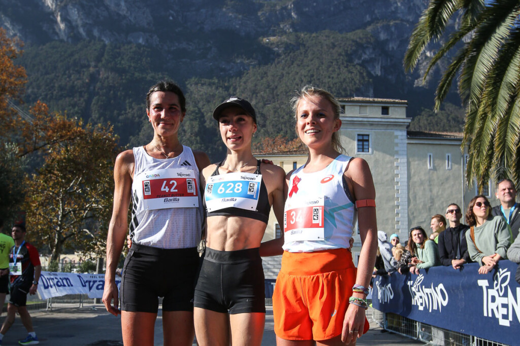 Katarzyna Barbara Cieslar, Eva Serena e Alessia Scaini sul podio della 21 km alla Garda Trentino Half Marathon 2025 a Riva del Garda.