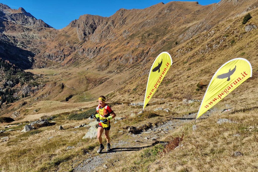 Luca Arrigoni sul Sentiero 101 delle Orobie Occidentali, nei pressi di Ca’ San Marco, durante il tentativo di record 2025. Foto di Giorgio Pesenti / Pegarun.